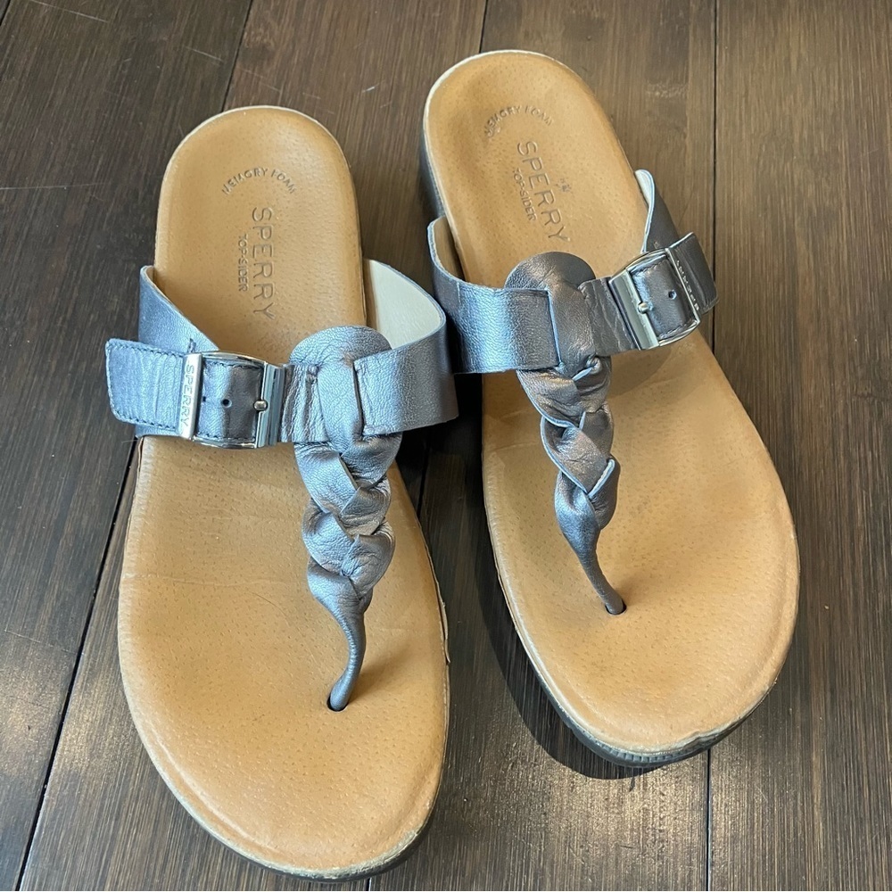 Sperry silver flip flops. Adjustable buckle.